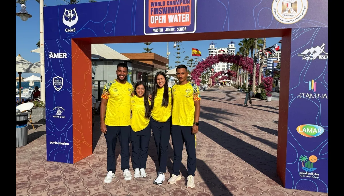 Alexander Jiménez (der.), volvió a coronarse campeón mundial de los 1.000 metros superficie de natación con aletas, ahora en Egipto. Laura Saavedra (segunda izq. a der.) fue décima - Foto: Cortesía Fedecas