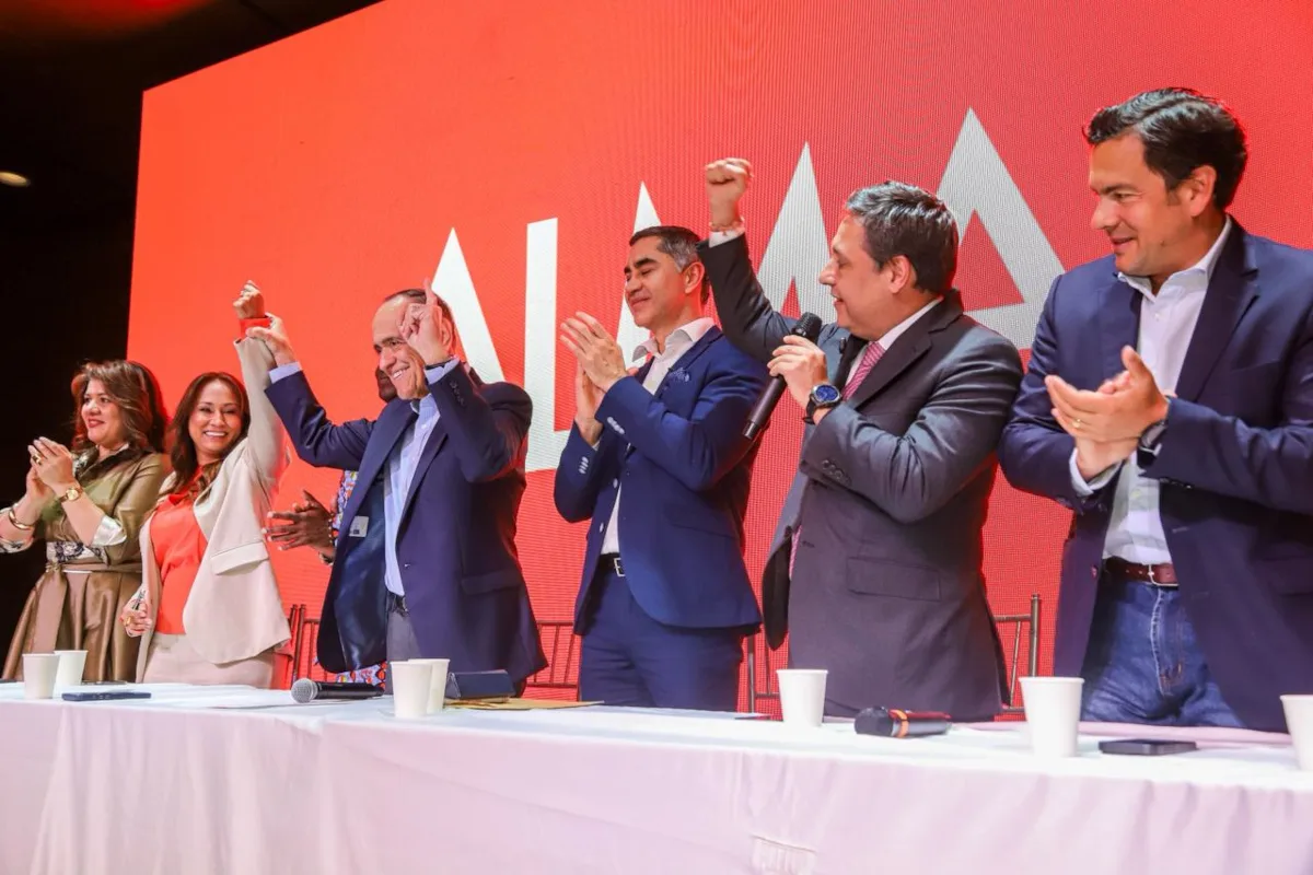 “Esta es una coalición que busca defender el centro político, hacer una política de las soluciones, que no busca más divisiones y que aspira a construir una tercera vía diferente a la derecha y a la izquierda”, afirmó el precandidato Mauricio Lizcano - Foto: Mauricio Lizcano