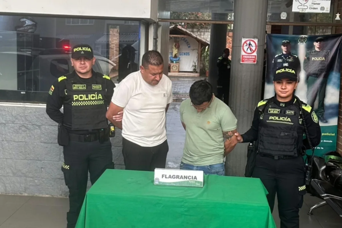 Policía de Bogotá desmantela red de licor adulterado y captura a dos personas en Engativá - Foto: Cortesía