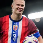 El protagonista absoluto fue Erling Haaland, quien anotó un hat-trick y alcanzó un récord personal: superar los 50 goles internacionales en menos partidos. Su desempeño fue contundente pese a que falló dos penales antes de encontrar el rumbo en el partido - Foto: Federación Noruega de Fútbol