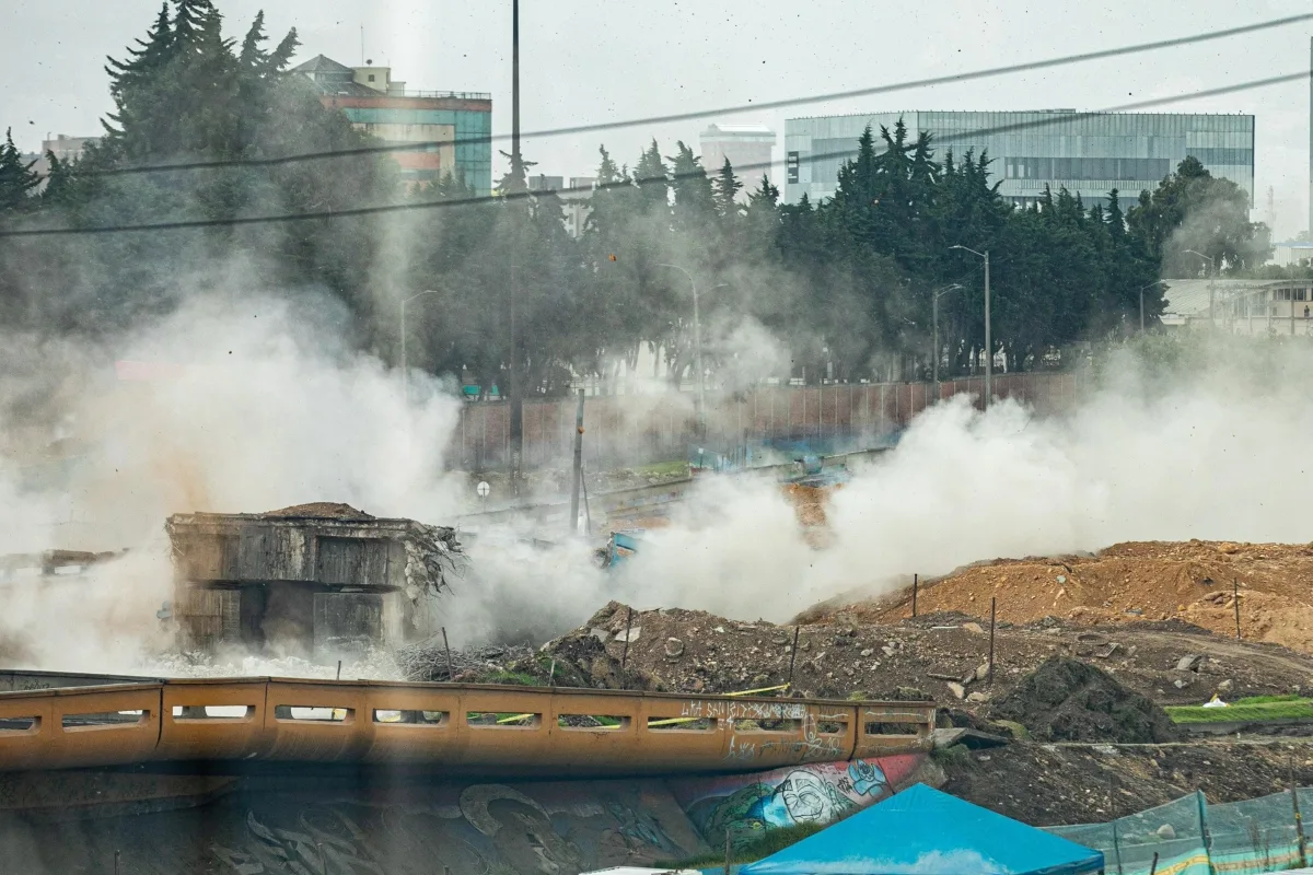 Bogotá ejecutó con éxito la primera implosión de puentes vehiculares en su historia - Foto: Cortesía
