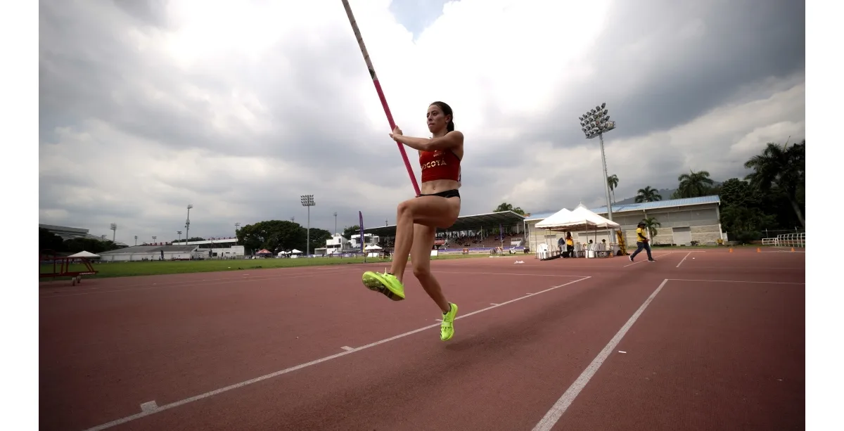 El atletismo se disputa en las instalaciones del estadio Pedro Grajales de la capital vallecaucana con un balance de tres preseas así: Emily Román Pedraza oro y Sara Muñoz bronce, en 200 metros planos juvenil, y oro de María Fernanda Gómez en salto con pértiga juvenil - Foto: IDRD
