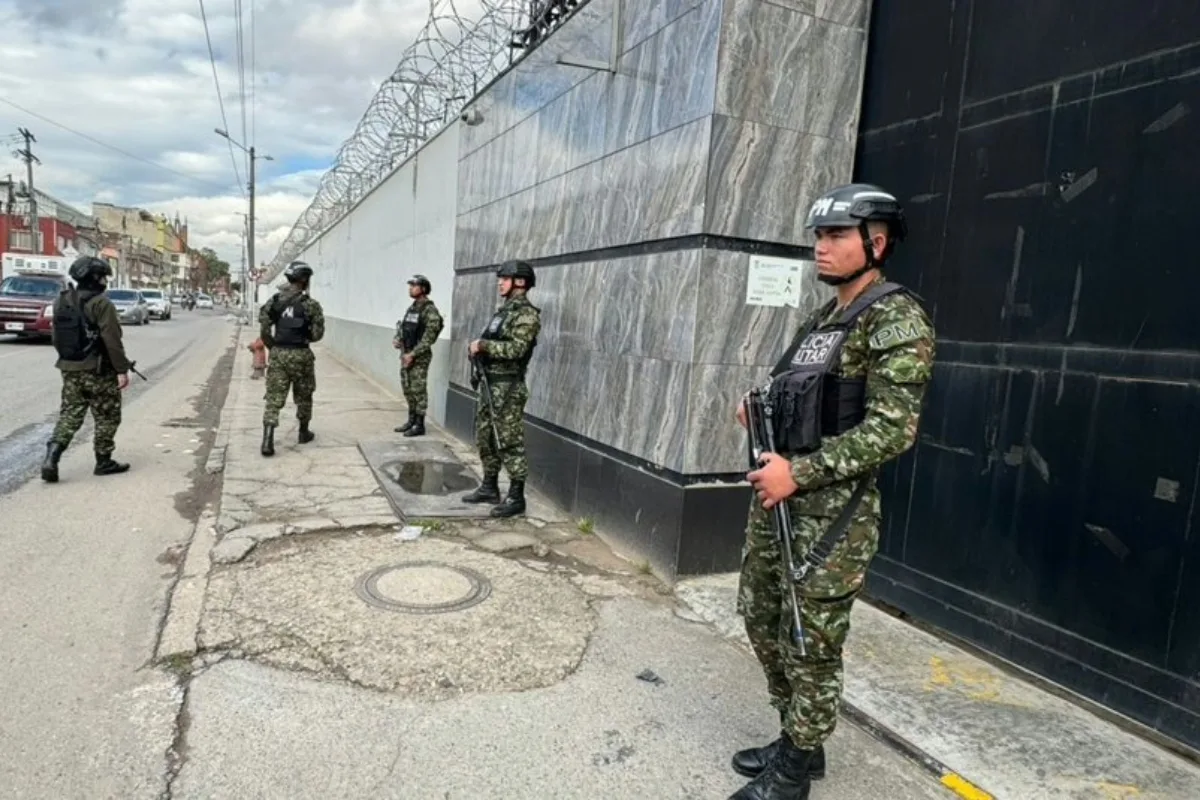 Atentado contra guardias del Inpec frente a La Modelo deja un muerto y dos heridos en Bogotá - Foto: Redes sociales