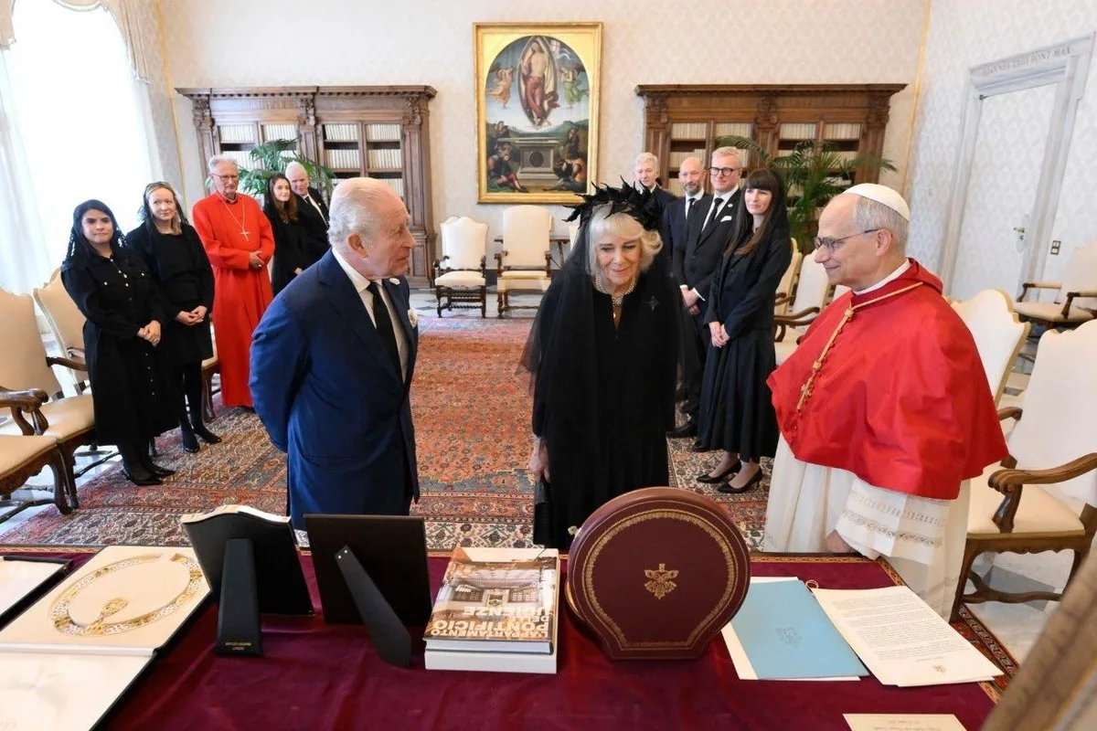 El rey Carlos III reza junto al papa León XIV en un gesto histórico de acercamiento entre la Iglesia anglicana y la católica - Foto: Vatican News