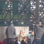 Manifestantes del Congreso de los Pueblos promueven evasión del pago en el portal 20 de Julio de TransMilenio - Foto: Captura de video
