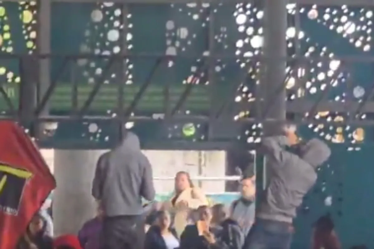 Manifestantes del Congreso de los Pueblos promueven evasión del pago en el portal 20 de Julio de TransMilenio - Foto: Captura de video