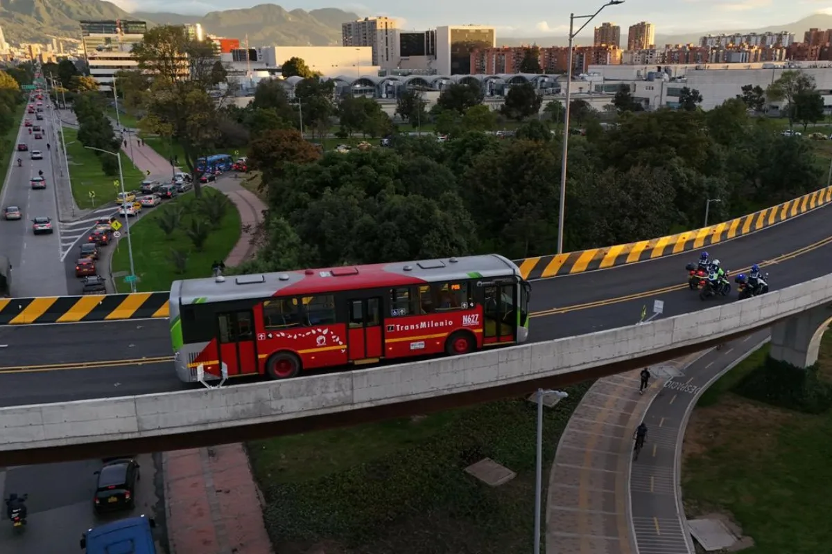 Bogotá inaugura puente curvo y nueva ruta de TransMilenio en la Avenida 68 - Foto: Cortesía