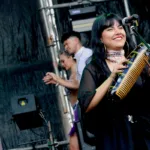 La tarde se tornó íntima con Alejandro Rincón y La Saloma, quienes llevaron al festival una salsa honesta y sentida, entre boleros y timba contemporánea - Foto: Ronald Cano