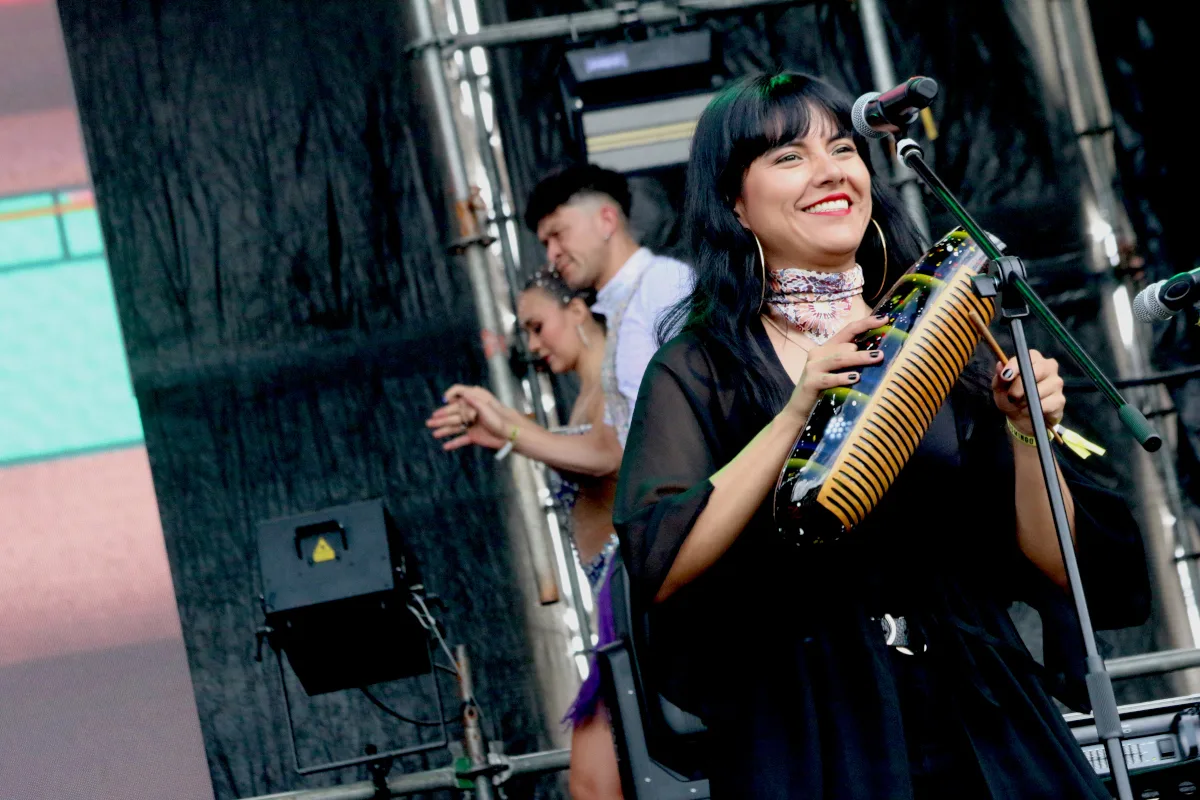 La tarde se tornó íntima con Alejandro Rincón y La Saloma, quienes llevaron al festival una salsa honesta y sentida, entre boleros y timba contemporánea - Foto: Ronald Cano