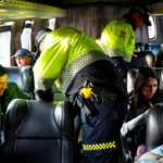 Durante los controles, las autoridades revisaron decenas de buses intermunicipales, verificaron la identidad de los pasajeros y hallaron un arma blanca, la cual fue incautada - Foto: Secretaría de Seguridad