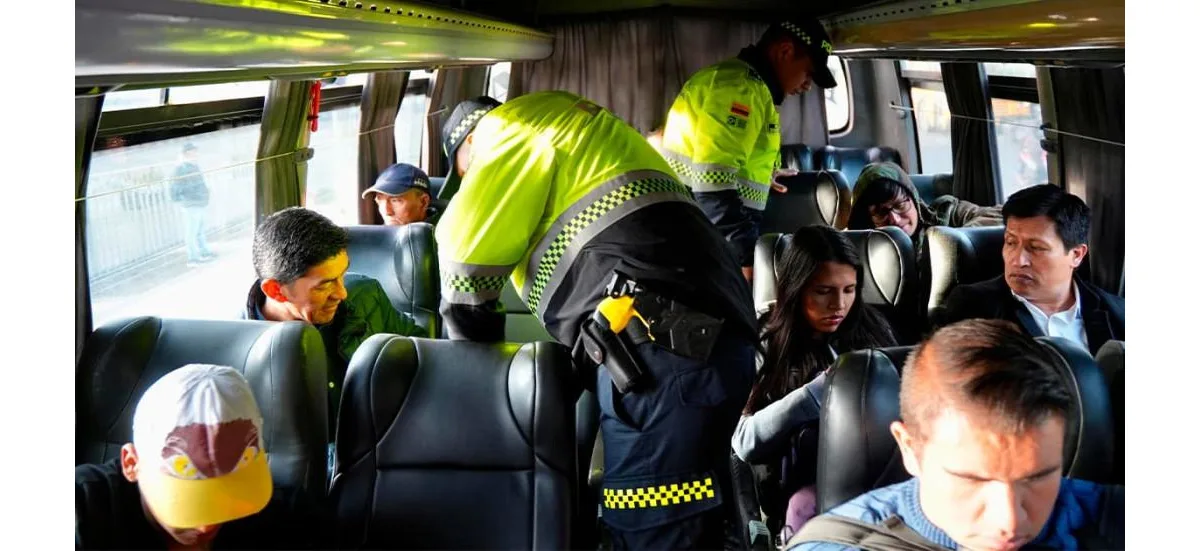 Durante los controles, las autoridades revisaron decenas de buses intermunicipales, verificaron la identidad de los pasajeros y hallaron un arma blanca, la cual fue incautada - Foto: Secretaría de Seguridad