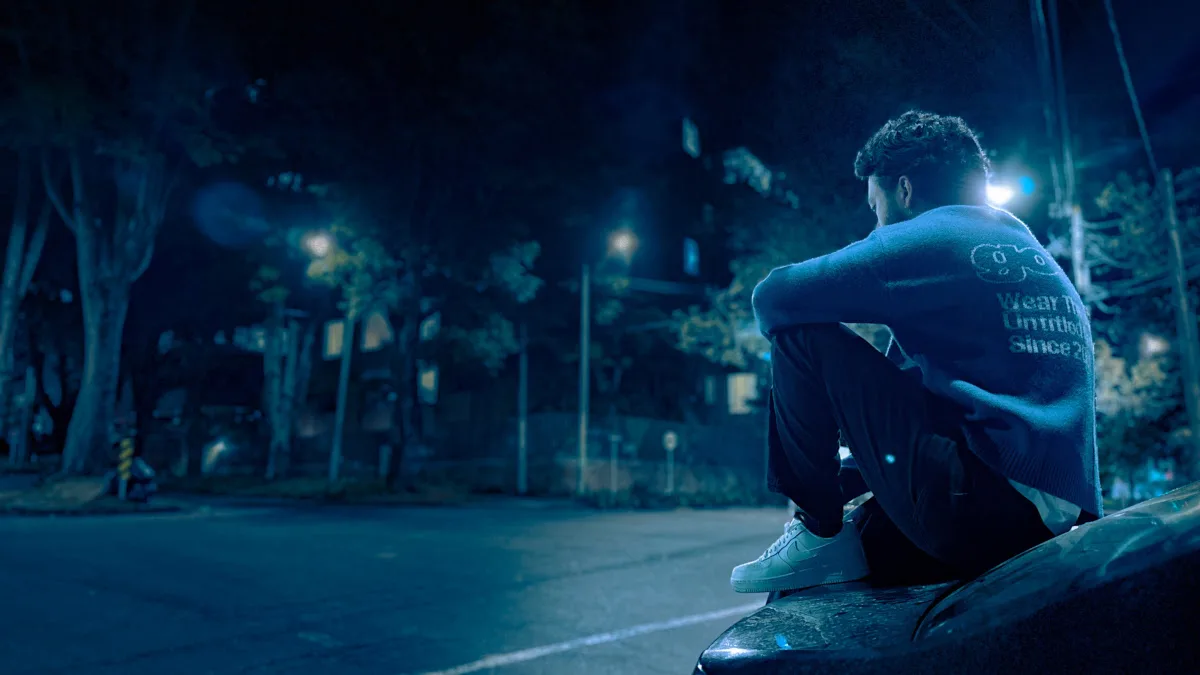 Más que una canción, “Blue” es una narrativa transmedia que se extiende desde un impactante video musical grabado en el desierto de neón de Las Vegas hasta una valiente intervención urbana en las calles de Bogotá - Foto: Mousix