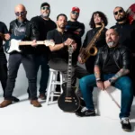 Platino' es una canción de rock moderno que cuenta una historia de amor fugaz y verdadero, pero pasajero. Es perfecta para dedicar a esa persona especial que inspira, emociona y saca la mejor versión del otro. Aborda temáticas como amor desenfrenado, locura y desespero por alguien; y apego total - Foto: Los Inconformes
