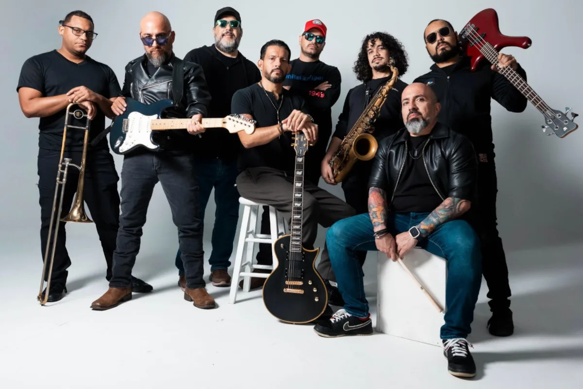 Platino' es una canción de rock moderno que cuenta una historia de amor fugaz y verdadero, pero pasajero. Es perfecta para dedicar a esa persona especial que inspira, emociona y saca la mejor versión del otro. Aborda temáticas como amor desenfrenado, locura y desespero por alguien; y apego total - Foto: Los Inconformes