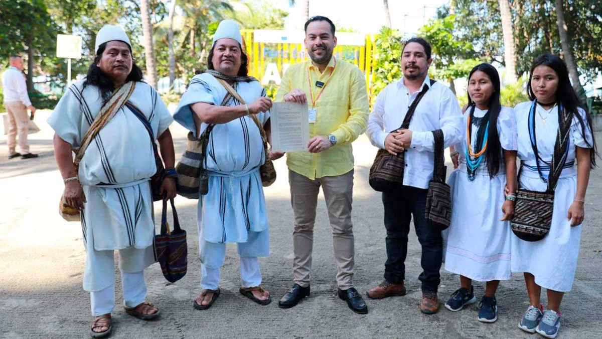 ​Ministro de Minas y Energía y representantes del pueblo arhuaco en la Sierra Nevada, donde se construirán los parques solares TERRA I y TERRA II, marcando un hito en la transición energética justa - Foto: Ministerio de Minas