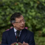 El jefe de Estado aseguró que “las versiones de supuestos informes de inteligencia sobre Huertas y Wimer son falsas". Además, afirmó que se trata de un intento de “purgar a las personas que me han ayudado a identificar oficiales del Ejército corruptos" - Foto: Presidencia