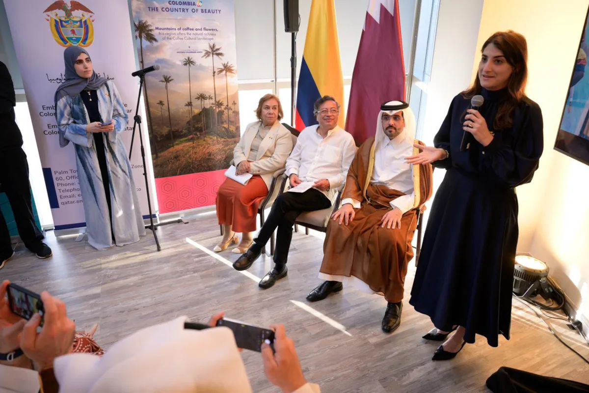 El evento también incluyó momentos de profundo simbolismo: la participación de dos niños palestinos sobrevivientes del genocidio en Gaza y de dos mujeres tejedoras palestinas residentes en Qatar, quienes compartieron su arte como testimonio de resiliencia - Foto: Cancillería
