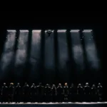 La obra se articula en dos actos continuos que comienzan con el estremecedor Requiem del compositor húngaro György Ligeti, una pieza que Stanley Kubrick llevó al espacio en 2001: Odisea del espacio, pero que ya era en sí misma un viaje hacia territorios desconocidos - Foto: CNA