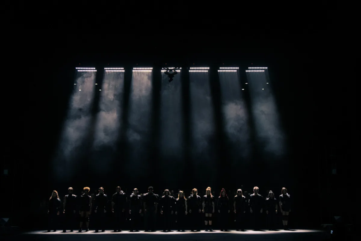 La obra se articula en dos actos continuos que comienzan con el estremecedor Requiem del compositor húngaro György Ligeti, una pieza que Stanley Kubrick llevó al espacio en 2001: Odisea del espacio, pero que ya era en sí misma un viaje hacia territorios desconocidos - Foto: CNA