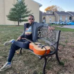 La canción explora sonidos de trap y R&B, además de rap y hip hop. 'Simpatía' no tiene samples y tiene una guitarra acústica melódica que da una sensación de humanidad durante toda la canción hecha por Eddy Montoya y en los sintetizadores y ritmo por Loyd en el beat, ambos de Santa Marta - Foto: Coroncoro