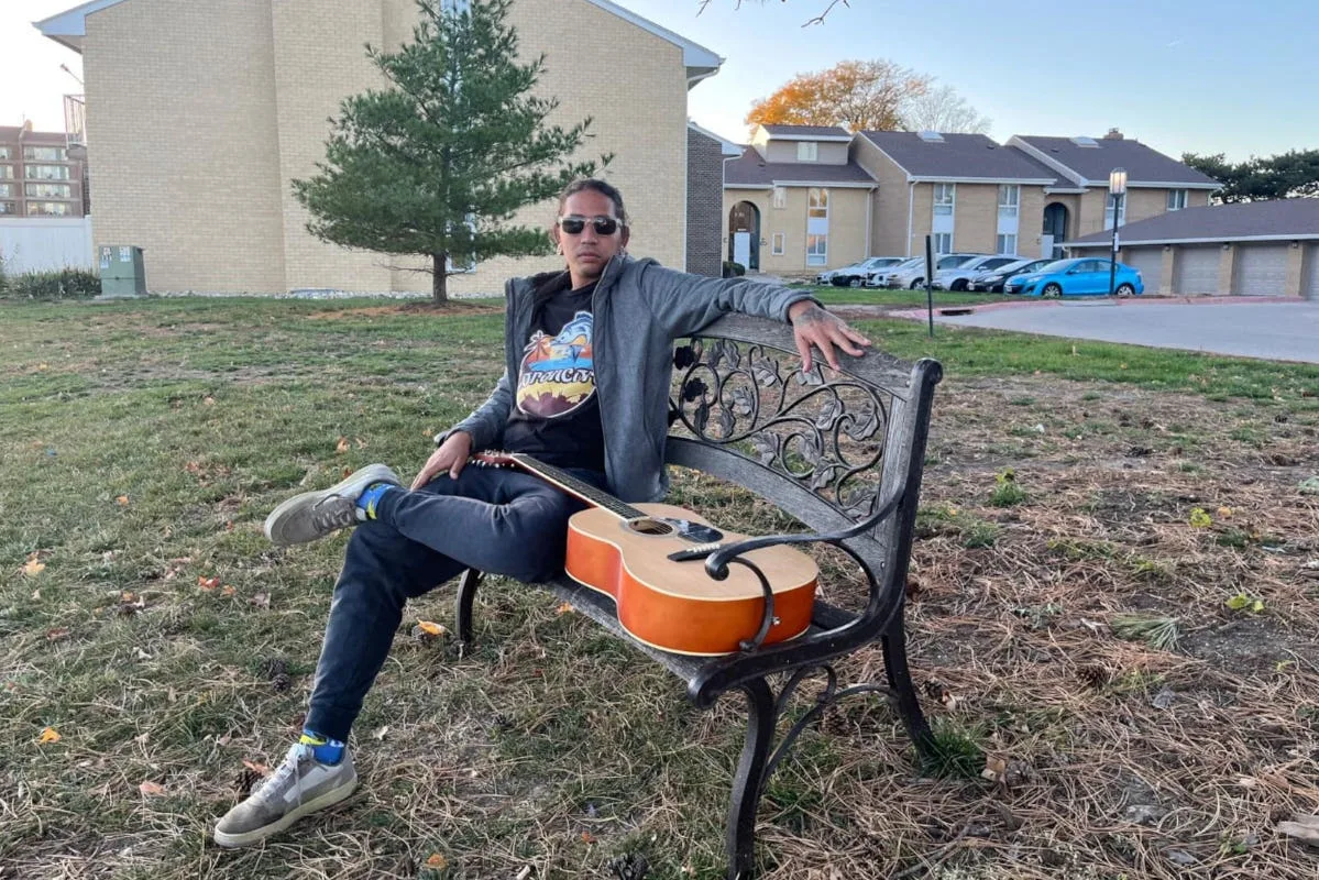 La canción explora sonidos de trap y R&B, además de rap y hip hop. 'Simpatía' no tiene samples y tiene una guitarra acústica melódica que da una sensación de humanidad durante toda la canción hecha por Eddy Montoya y en los sintetizadores y ritmo por Loyd en el beat, ambos de Santa Marta - Foto: Coroncoro