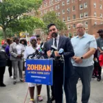 Su campaña despegó al capitalizar el descontento con el alto costo de vida, la vivienda inaccesible y el deseo de cambio generacional. Movilizó una coalición diversa de jóvenes, inmigrantes y comunidades tradicionalmente excluidas, construyendo una base progresista potente - Foto: X/@ZohranKMamdani