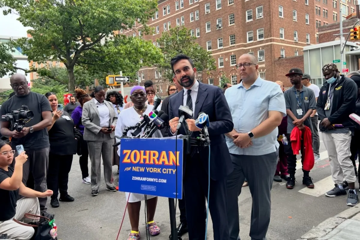 Su campaña despegó al capitalizar el descontento con el alto costo de vida, la vivienda inaccesible y el deseo de cambio generacional. Movilizó una coalición diversa de jóvenes, inmigrantes y comunidades tradicionalmente excluidas, construyendo una base progresista potente - Foto: X/@ZohranKMamdani