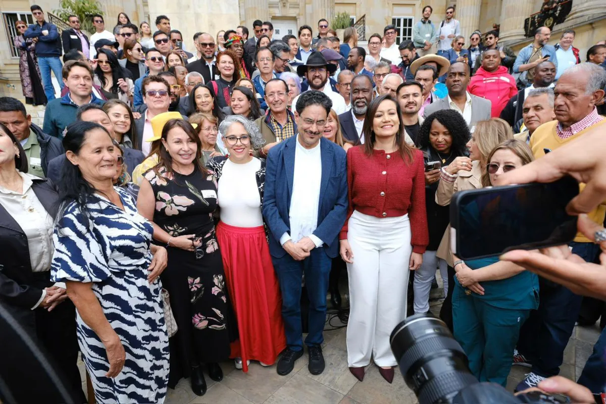 Sobre las expectativas en torno a Iván Cepeda: al liderar con buen margen, muchos analistas lo ven como el principal favorito para ganar la primera vuelta - Foto: X/@IvanCepedaCast