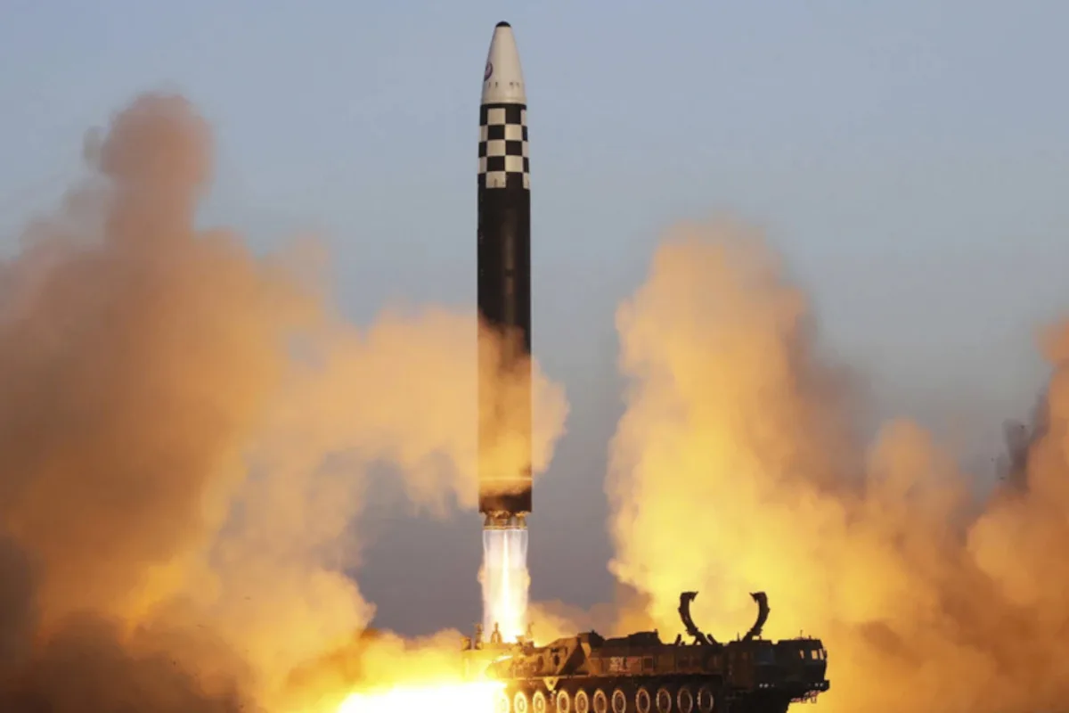 El lanzamiento se produce en un contexto de creciente tensión en la península coreana. Pyongyang había advertido recientemente que tomaría medidas “contundentes” frente a lo que considera “hostilidades” de Washington - Foto: Redes Sociales