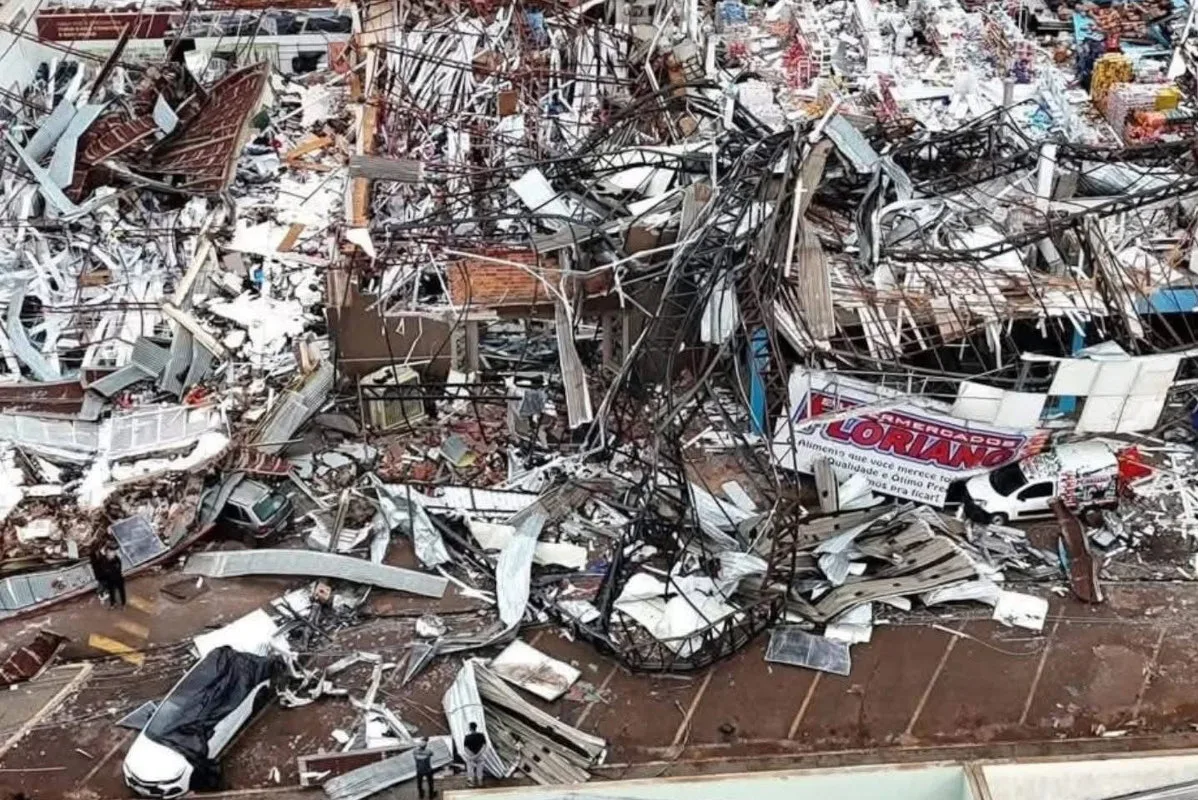 El fenómeno meteorológico fue gigantesco: los vientos fueron estimados en más de 250 km/h, cifra que corresponde a un tornado clasificado como EF-3 (o su equivalente) en la escala Fujita Mejorada, lo que lo convierte en uno de los tornados más potentes registrados en la región - Foto: Redes Sociales