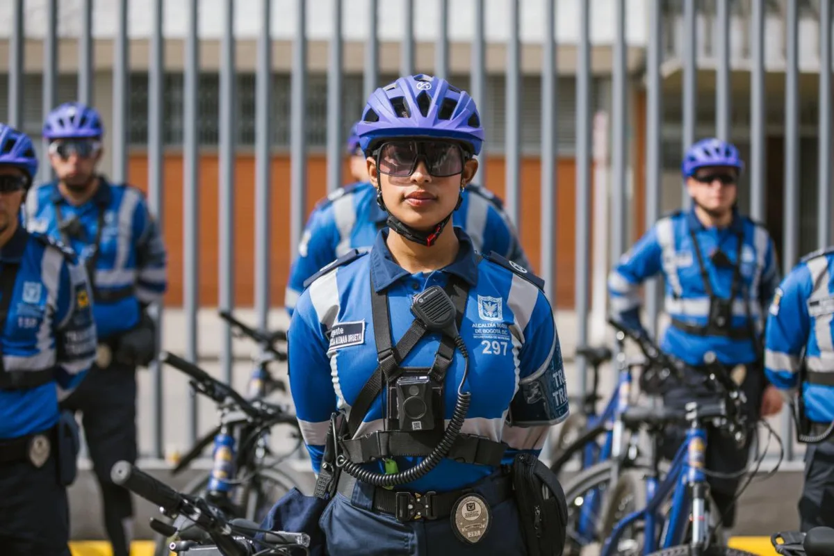 El nuevo equipo de agentes en bicicleta que estarán en calle identificados con su placa y su bodycam para garantizar total transparencia en los procedimientos - Foto: Secretaría de Movilidad