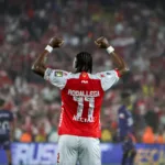 Rodallega comenzó la magia, 10 minutos después abriendo de penal el marcador al minuto 61. No habían pasado 9 minutos, cuando al minuto 70 sacó un remate de fuera del área para vencer al juvenil portero Jordan García. Cerraría su triplete con otro penal al minuto 87 - Foto: X/@SantaFe