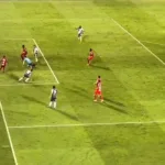 El jugador escarlata, Jean Pestaña en su afán por despejar la pelota, la envió hacia su propio arco. El árbitro convalidó con el VAR la anotación pese a la falta de claridad en las cámaras - Foto: Captura Vídeo
