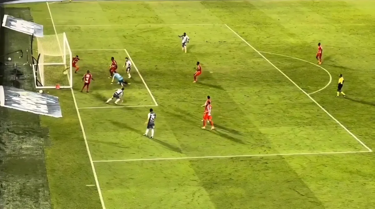 El jugador escarlata, Jean Pestaña en su afán por despejar la pelota, la envió hacia su propio arco. El árbitro convalidó con el VAR la anotación pese a la falta de claridad en las cámaras - Foto: Captura Vídeo