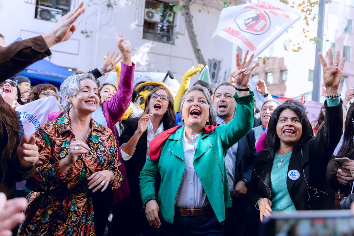 Jeannette Jara emergió como la candidata más votada en la primera vuelta, alcanzando aproximadamente un 26,8 % de los votos válidos, según el reporte del Servicio Electoral (Servel) - Foto:X/@jeannette_jara
