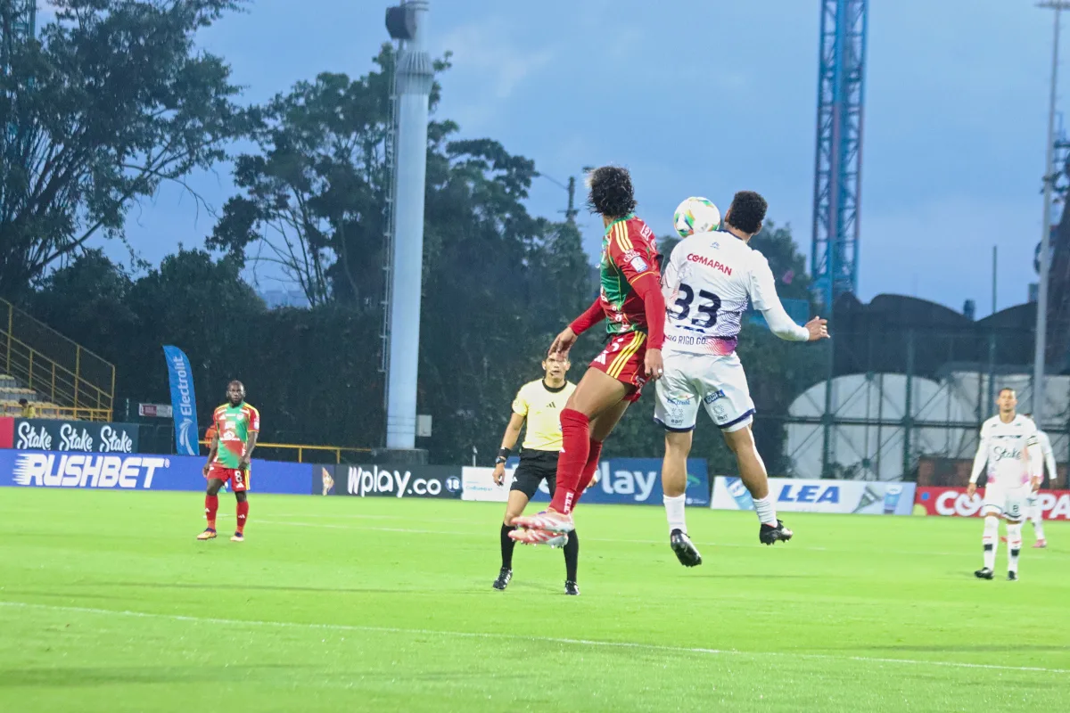 El encuentro fue parejo, con opciones para ambos equipos y un ritmo alto, pero las defensas lograron imponerse en los momentos decisivos, evitando que el marcador se moviera nuevamente en la segunda parte - Foto: Ronald Cano