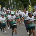 Este año, la válida realizada en Bogotá contó con la participación del alcalde de Bogotá, Carlos Fernando Galán; que junto a más de 6.800 personas tomó la partida desde la plaza de los Héroes Caídos en la Avenida El Dorado - Foto: Ronald Cano