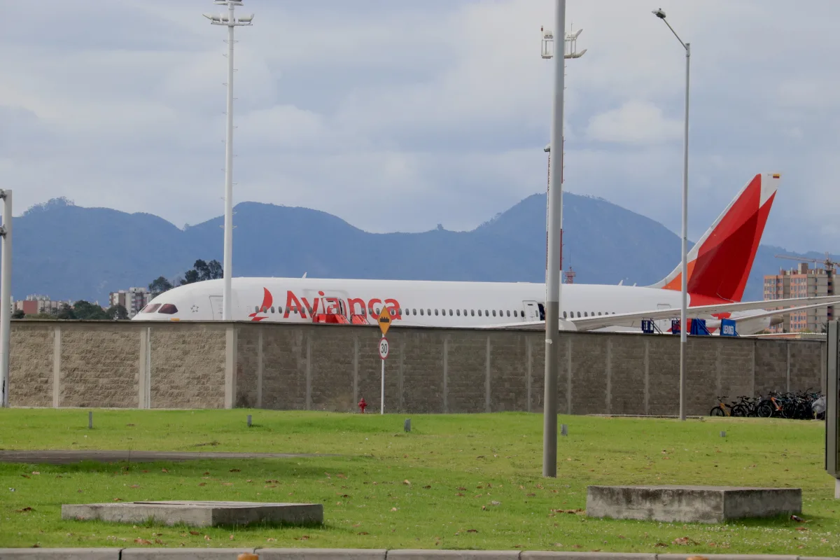 Para operadores grandes como Avianca el impacto operativo es inmediato y severo: la compañía ha comunicado que más del 70% de su flota —compuesta en gran medida por variantes de la familia A320— quedará temporalmente fuera de servicio, lo que ya ha provocado cancelaciones, reprogramaciones y la suspensión temporal de la venta de tiquetes para permitir la redistribución de pasajeros - Foto: Archivo/Ronald Cano