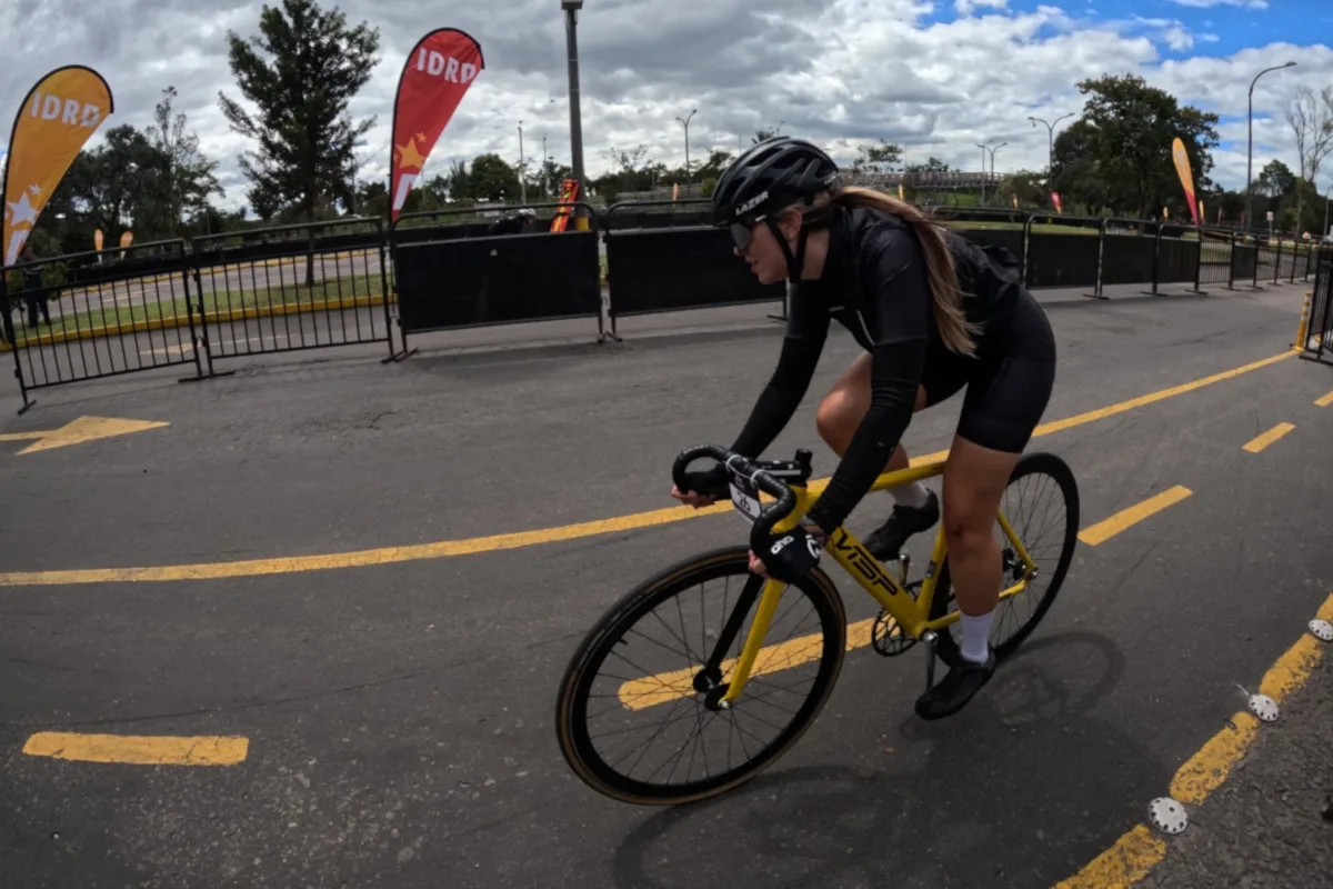 Este evento emblemático regresa con fuerza al Parqueadero del IDRD, en la localidad de Barrios Unidos, escenario que recibió en 2023 a más de 220 deportistas en una jornada llena de emoción, velocidad y trabajo colectivo - Foto: IDRD