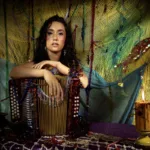 “Nicanor” es un discurso de afirmación: encuentra en la metáfora del acordeón la dignidad y la aceptación, exaltando la magia y la maestría que reside en la realidad más cruda. La magistral interpretación vocal de Neyra da vida a este relato, transmitiendo toda la carga emocional de la historia - Foto: Ney