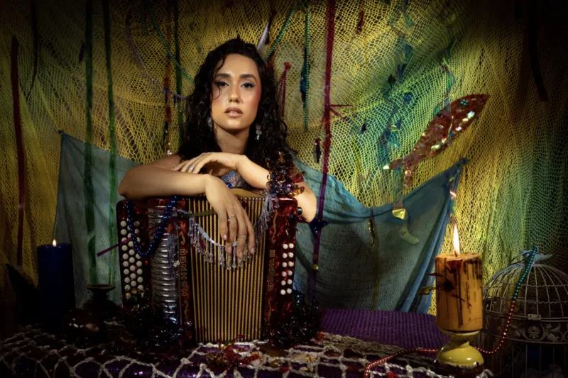 “Nicanor” es un discurso de afirmación: encuentra en la metáfora del acordeón la dignidad y la aceptación, exaltando la magia y la maestría que reside en la realidad más cruda. La magistral interpretación vocal de Neyra da vida a este relato, transmitiendo toda la carga emocional de la historia - Foto: Ney