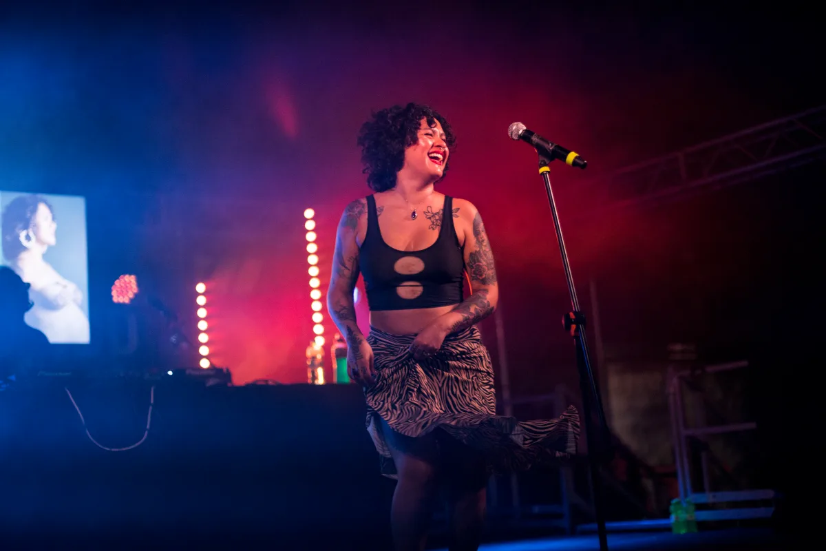 Asimismo, las voces de las artistas Gabriela Ponce de Pasto y Rebeca Lane de Guatemala, compartirán escenario el viernes 28 de noviembre a las 7:30 p.m. en el Teatro Colón, en un encuentro que une la raíz andina y la poesía política - Foto: Archivo Rebeca Lane