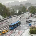 El granizo también generó emergencias; habitantes reportaron caída de hielo en algunas localidades del norte de la ciudad. Todo ello se sumó al estrés en las vías, con árboles caídos y riesgo vehicular - Foto: Captura Vídeo