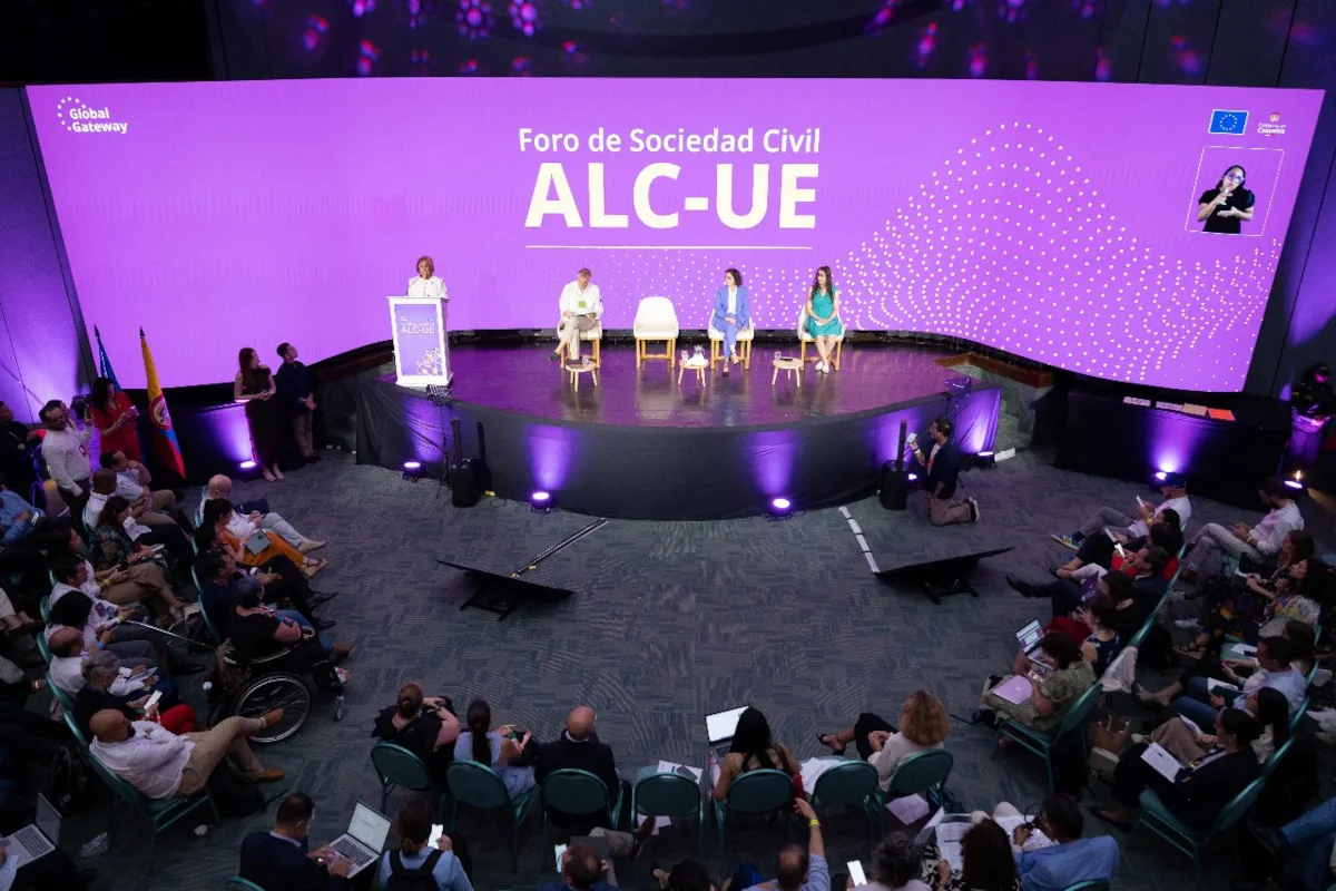 El foro convocó a organizaciones juveniles, mujeres activistas, población LGBTQ+, pueblos indígenas, comunidades afrodescendientes, líderes sociales e influenciadores digitales, reflejando la diversidad de voces que dan vida a la sociedad civil latinoamericana, caribeña y europea - Foto: Cancillería