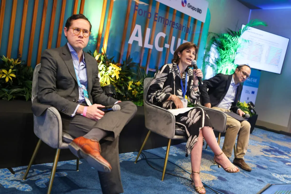 Organizado por el Gobierno de Colombia, la Unión Europea, el Banco de Desarrollo de América Latina y el Caribe (CAF) y el Banco Interamericano de Desarrollo (BID), el foro congregó a 400 empresarios en la capital del Magdalena con el objetivo de impulsar inversiones sostenibles, innovación tecnológica y alianzas estratégicas orientadas a un crecimiento inclusivo y resiliente - Foto: Cancillería