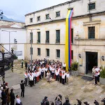 La jornada inició con una fotografía simbólica en la que las y los asistentes recrearon el lazo naranja que identifica la lucha global contra las violencias basadas en género - Foto: Cancillería