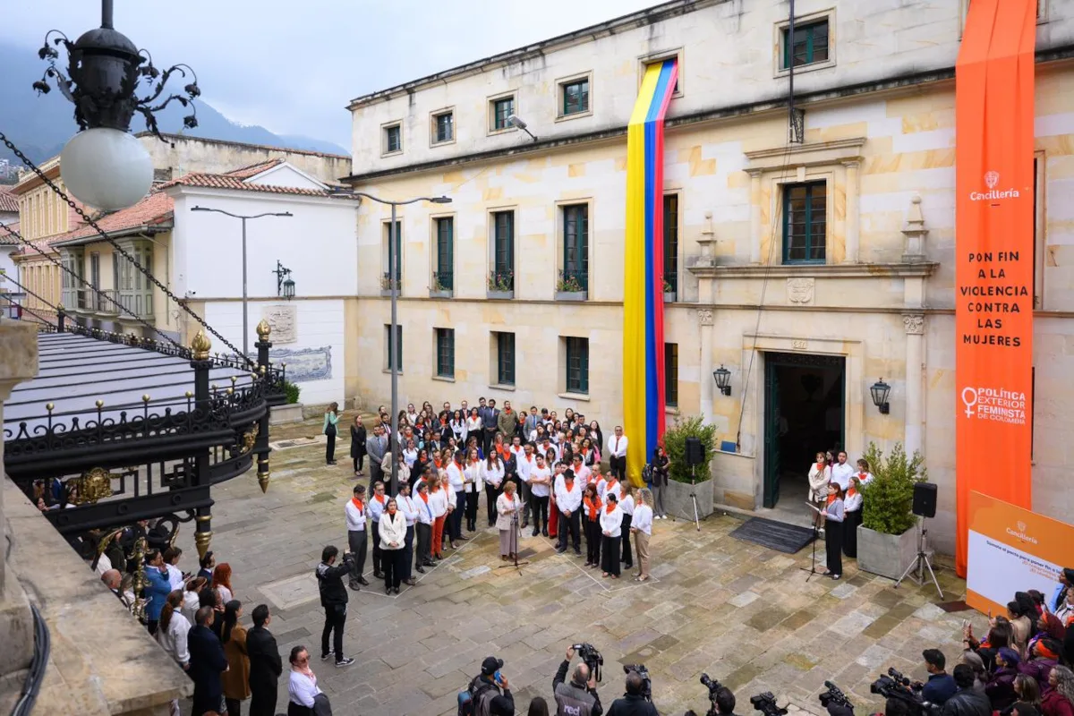 La jornada inició con una fotografía simbólica en la que las y los asistentes recrearon el lazo naranja que identifica la lucha global contra las violencias basadas en género - Foto: Cancillería