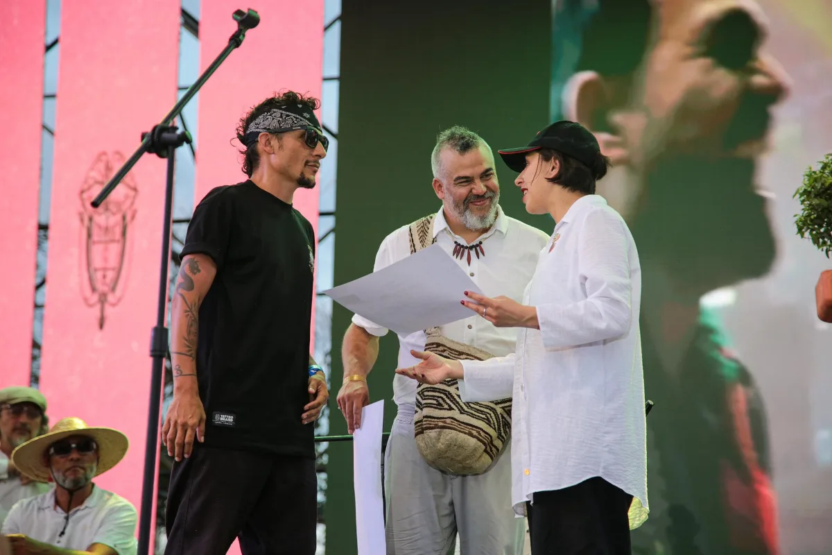 "Para nosotros es un honor ser Embajadores por la Tierra y es también la continuación de nuestra misión de ser  unos activistas por el planeta, por los campesinos, por los pueblos indígenas, por la paz en los territorios, y para eso vamos a trabajar de aquí en adelante" Explica Mario Muñoz, vocalista de Doctor Krápula - Foto: Ministerio de Agricultura