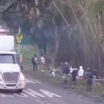 Explosión de carrobomba en la vía Panamericana deja un muerto y coincide con ataque armado contra el senador Temístocles Ortega - Foto: Captura de video