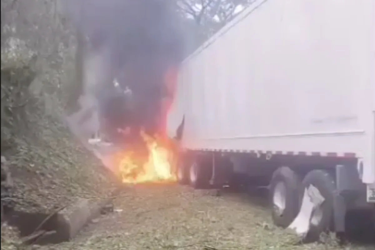 Explosión en la vía Panamericana sacude a El Patía: ataque con campo minado deja dos heridos y moviliza a la Fuerza Pública - Foto: Captura de video